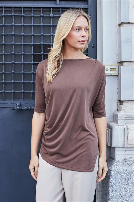 Kadın Likralı İpeksi Dokulu Modal Penye Kayık Yaka Dirsek Üstü Pileli Asimetrik Bluz-Kahve