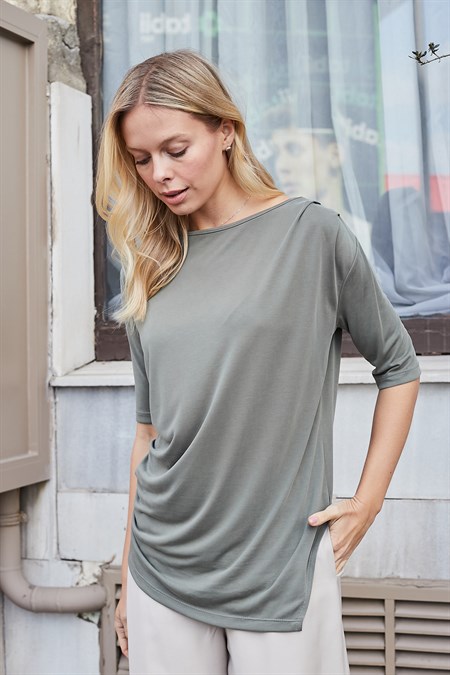 Kadın Likralı İpeksi Dokulu Modal Penye Kayık Yaka Dirsek Üstü Pileli Asimetrik Bluz-Haki