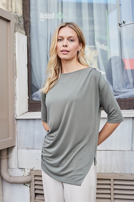 Kadın Likralı İpeksi Dokulu Modal Penye Kayık Yaka Dirsek Üstü Pileli Asimetrik Bluz-Haki