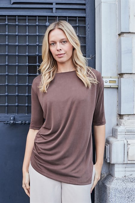 Kadın Likralı İpeksi Dokulu Modal Penye Kayık Yaka Dirsek Üstü Pileli Asimetrik Bluz-Kahve