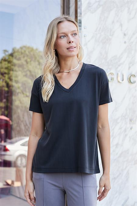 Kadın İpeksi Modal Penye Esnek Kumaş V Yaka Düşük Omuzlu Kısa Kol T-shirt Bluz-Siyah