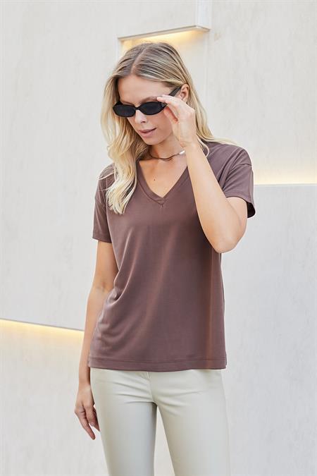Kadın İpeksi Modal Penye Esnek Kumaş V Yaka Düşük Omuzlu Kısa Kol T-shirt Bluz-Kahve