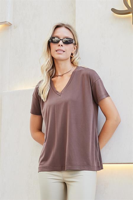 Kadın İpeksi Modal Penye Esnek Kumaş V Yaka Düşük Omuzlu Kısa Kol T-shirt Bluz-Kahve