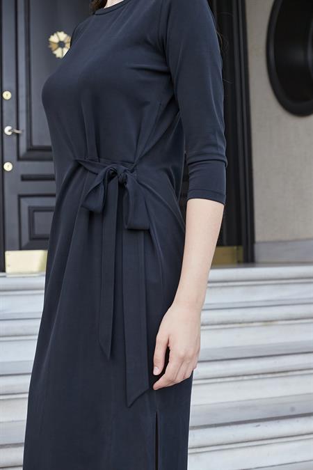 Kadın Esnek Modal Scuba Kumaş Geniş Sıfır Yaka Önden Bağlamalı Truvakar Kol Diz Altı Uzun Elbise-Siyah