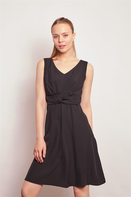 Üst Kısmı Astarlı İç Göstermez Ön Arka V Yaka Önü Pileli Kolsuz Kiloş Elbise-Siyah