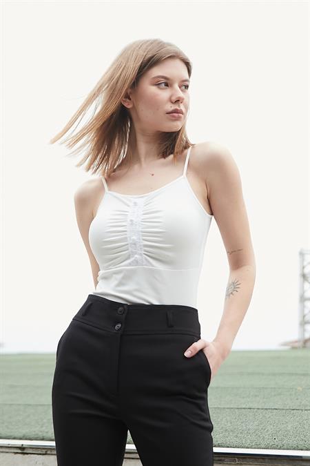 Kadın Önü Büzgülü Dantelli İp Askılı Likralı Body Bluz-Krem