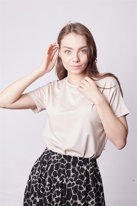 Kadın Sıfır Yaka Kırışmaz Span Karışımlı Şık Kısa Kol Likralı T-shirt Bluz-Bej 