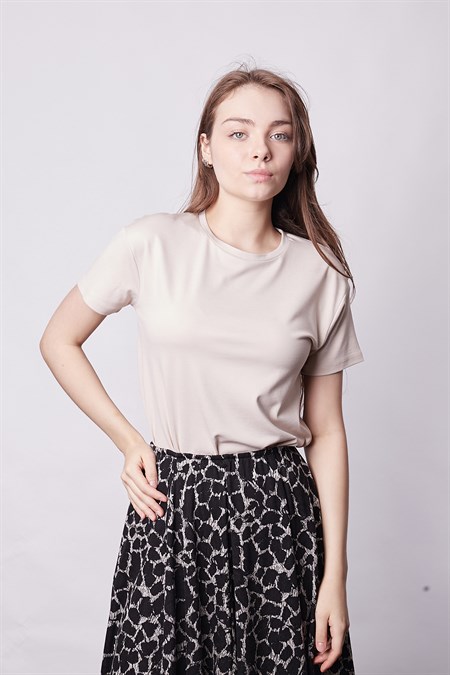 Kadın Sıfır Yaka Kırışmaz Span Karışımlı Şık Kısa Kol Likralı T-shirt Bluz-Bej 