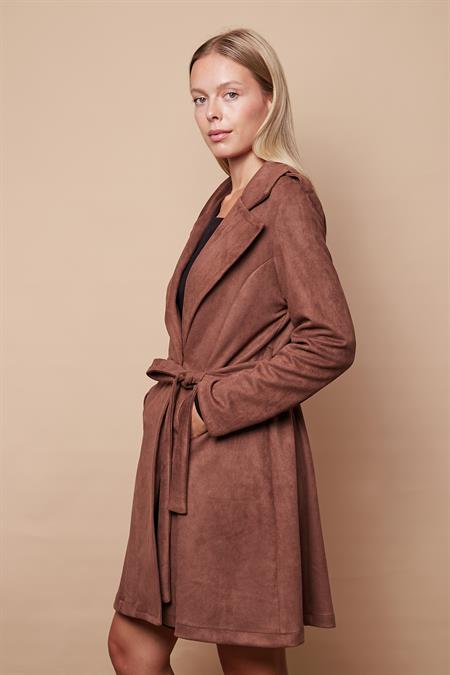Kadın Hafif Likralı Süet Kumaş Anvelop Kruvaze Cepli Uzun Kol Diz Boy Trençkot-Kahve