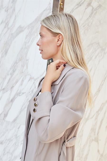 Kadın İpeksi Modal Kumaş Yakalı Cep Kapaklı Kolları Düğmeli Bağcıklı Uzun Blazer Baharlık Ceket-Vizon
