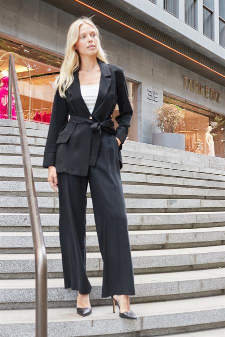 Kadın İpeksi Modal Kumaş Yakalı Cep Kapaklı Kolları Düğmeli Bağcıklı Uzun Blazer Baharlık Ceket-Siyah