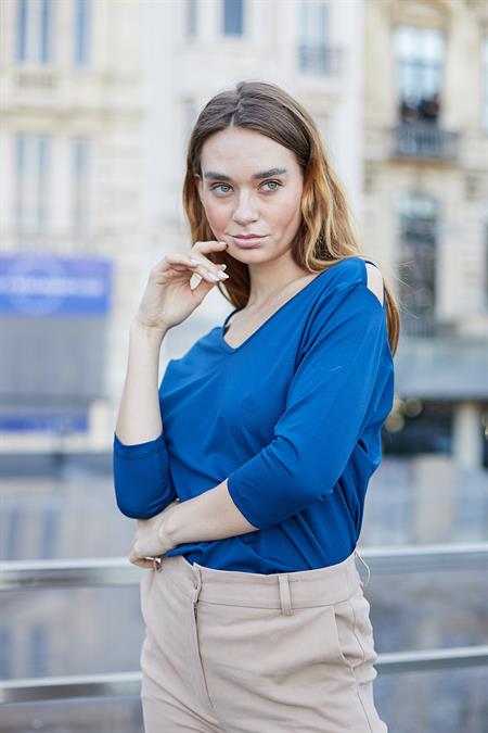 Kadın V Yaka Omuzu Dekolteli Kapri Truvakar Kol Hafif Likralı Kumaş Bluz-Lacivert 