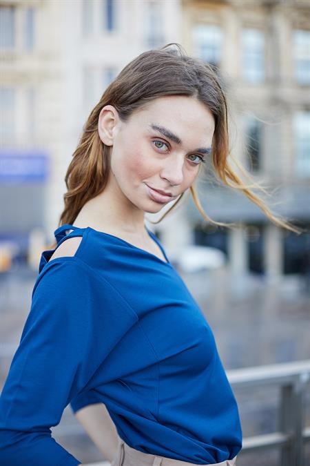 Kadın V Yaka Omuzu Dekolteli Kapri Truvakar Kol Hafif Likralı Kumaş Bluz-Lacivert 