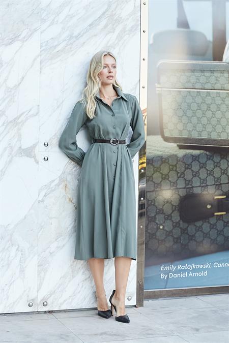 Kadın Sonbaharlık Likrasız Modal Kumaş Yakalı Yan Cepli Deri Kemerli Uzun Kol Diz Altı Uzun Elbise-Haki