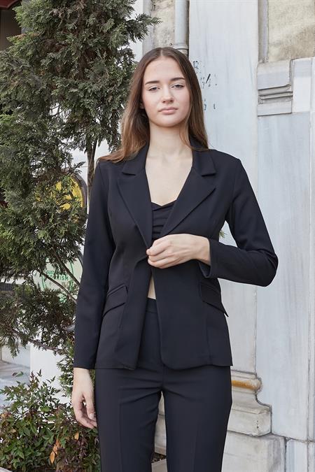 Kadın Yakalı Cep Kapaklı Uzun Kol Bele Oturan Hafif Esnek Kumaş Blazer Ceket-Siyah