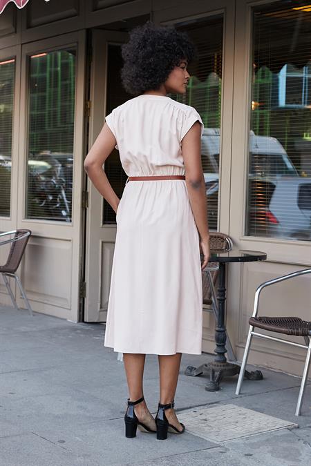 Kadın Yumuşak Dokulu İpeksi Modal Kumaş Hakim Yaka Beli Lastikli Önü Düğmeli Diz Altı Elbise-Taş