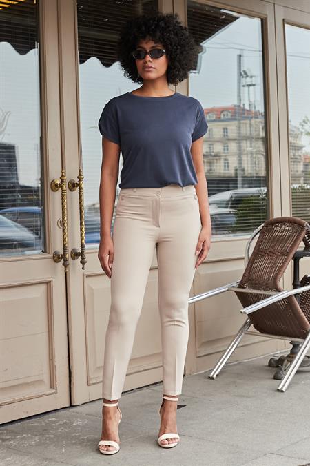 Kalın Kemerli Süs Cepli Bilek Boy Likralı Kumaş Pantolon-Taş