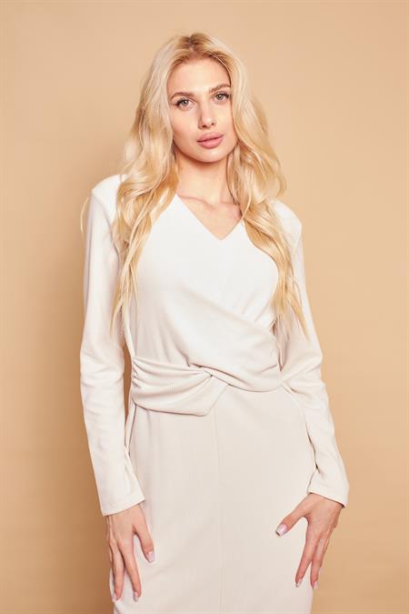 V Yaka Önü Çapraz Önden Yırtmaçlı Diz Altı Hafif Likralı Triko Elbise-Şampanya