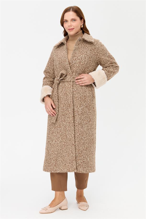 Büyük Beden Kolu Kürklü Desenli Kaban-KAHVE