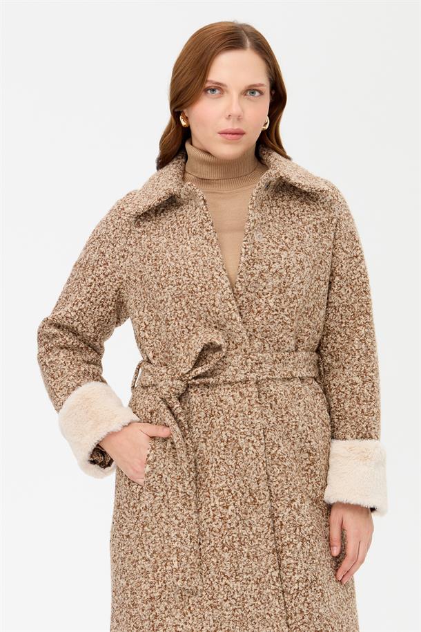 Büyük Beden Kolu Kürklü Desenli Kaban-KAHVE