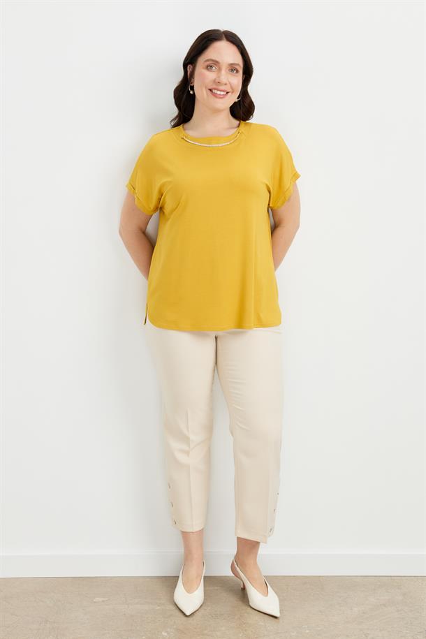 Büyük Beden Kolye Detaylı Bluz-SAFRAN