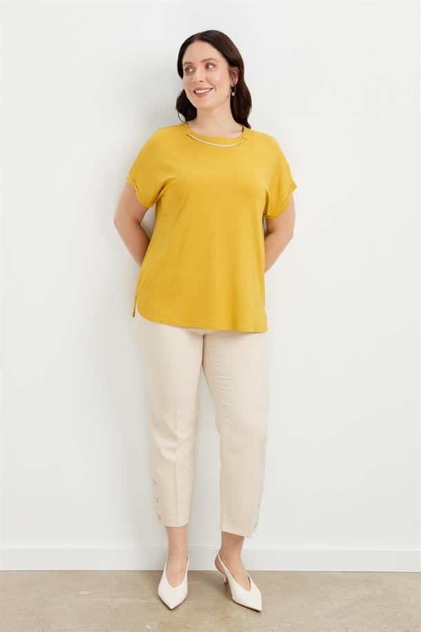 Büyük Beden Kolye Detaylı Bluz-SAFRAN