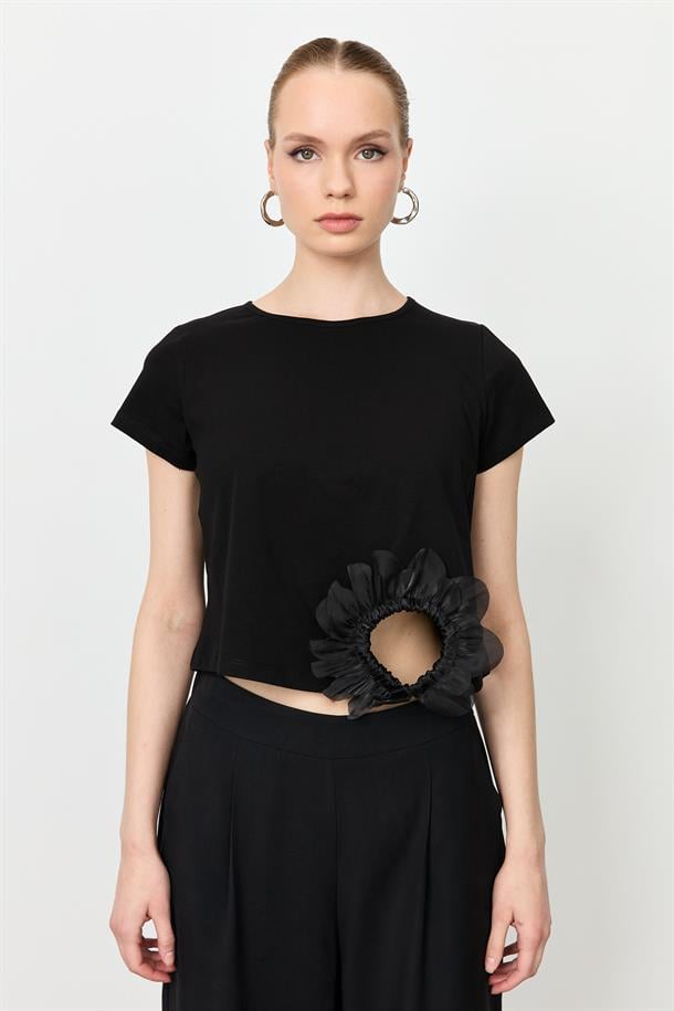 Büzgü Çiçek Detay Pamuklu Bluz-SİYAH