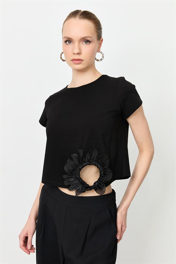 Büzgü Çiçek Detay Pamuklu Bluz-SİYAH