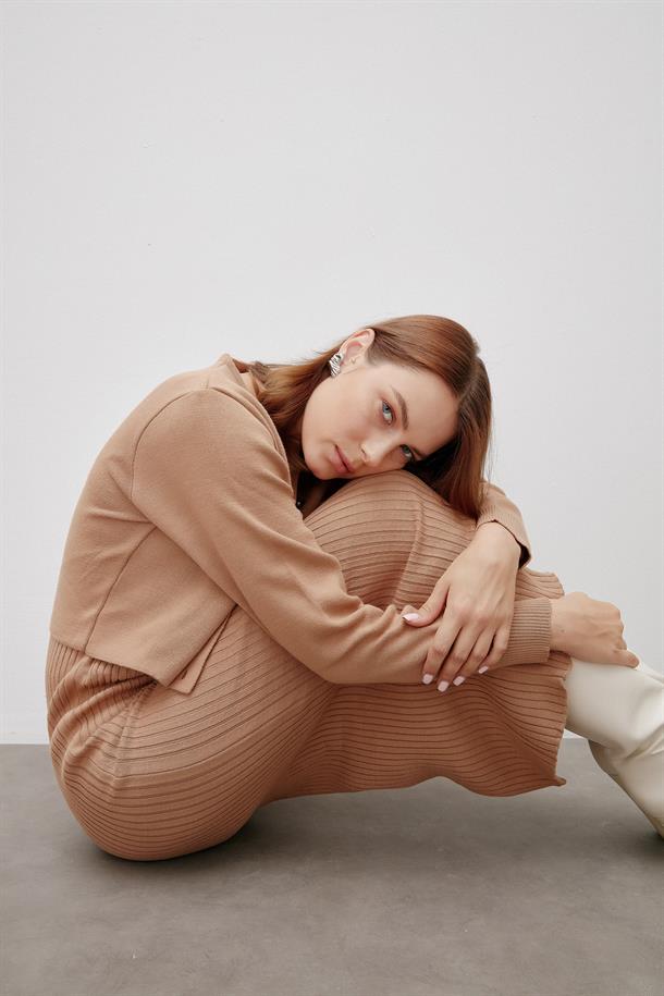 Cepli Ceket ve Triko Elbiseli Takım-CAMEL