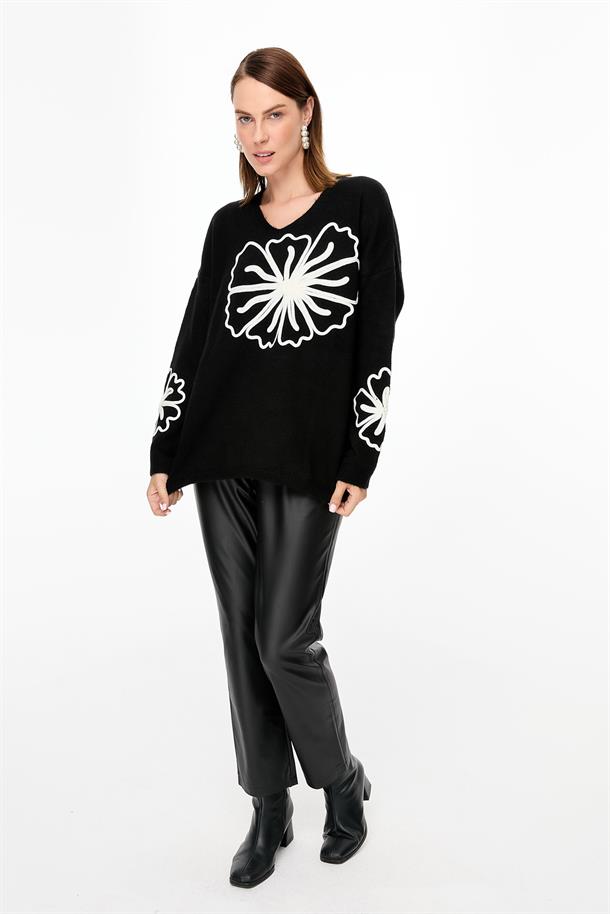 Çiçek Nakışlı Triko Kazak-SİYAH