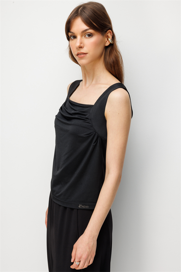 Drape Detay Askılı Bluz-SİYAH