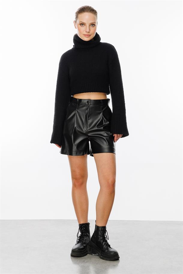 Düğme Detaylı Yüksek Bel Deri Şort-SİYAH