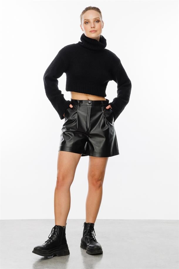 Düğme Detaylı Yüksek Bel Deri Şort-SİYAH