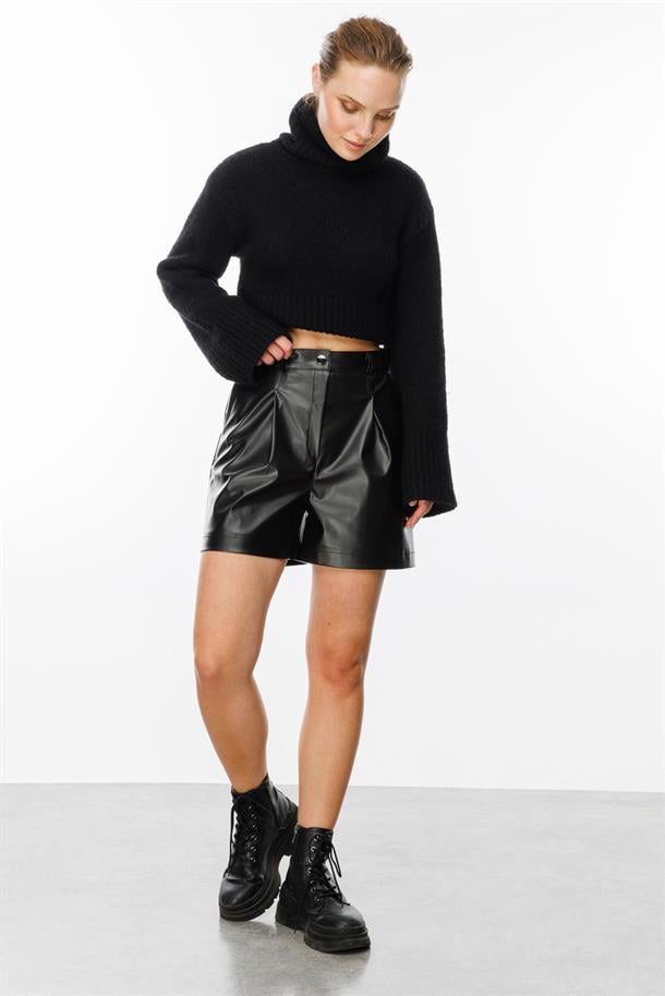 Düğme Detaylı Yüksek Bel Deri Şort-SİYAH