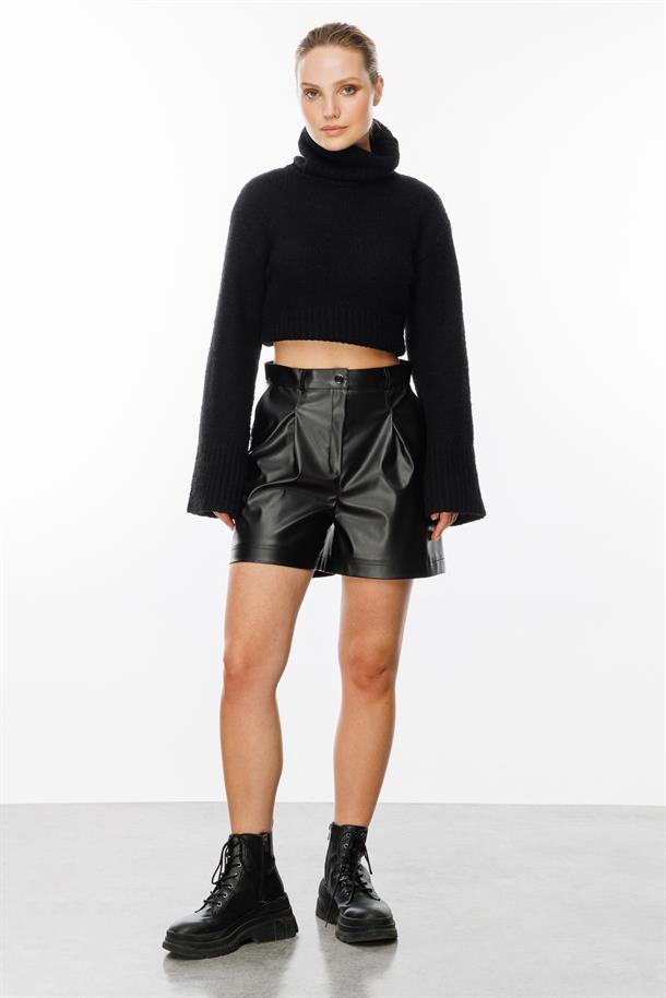 Düğme Detaylı Yüksek Bel Deri Şort-SİYAH