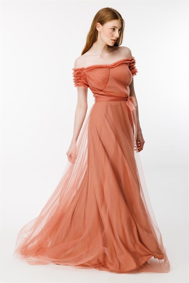 Düşük Omuz Yırtmaçlı Tül Abiye-ŞEFTALİ