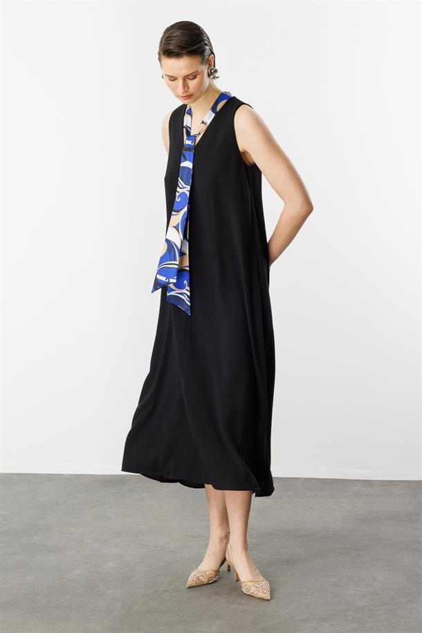 Fular Detay V yaka Uzun Elbise-SİYAH