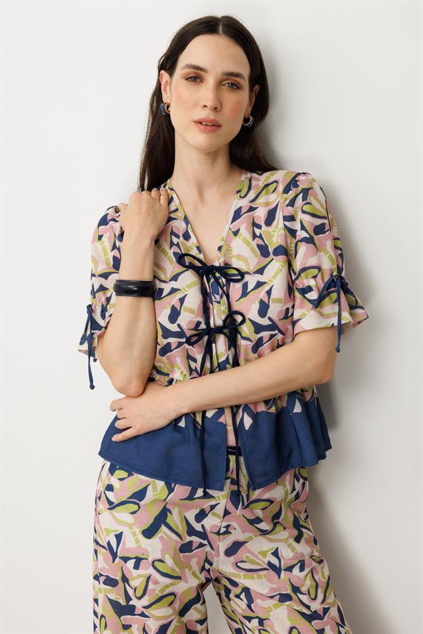 Kolları Büzgü Detaylı Desenli Bluz-LACI