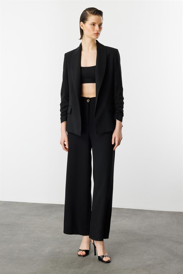 Kolu Büzgülü Cep Detaylı Ceket-SİYAH