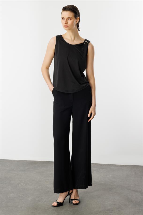 Metal Aksesuarlı Kolsuz Bluz-SİYAH