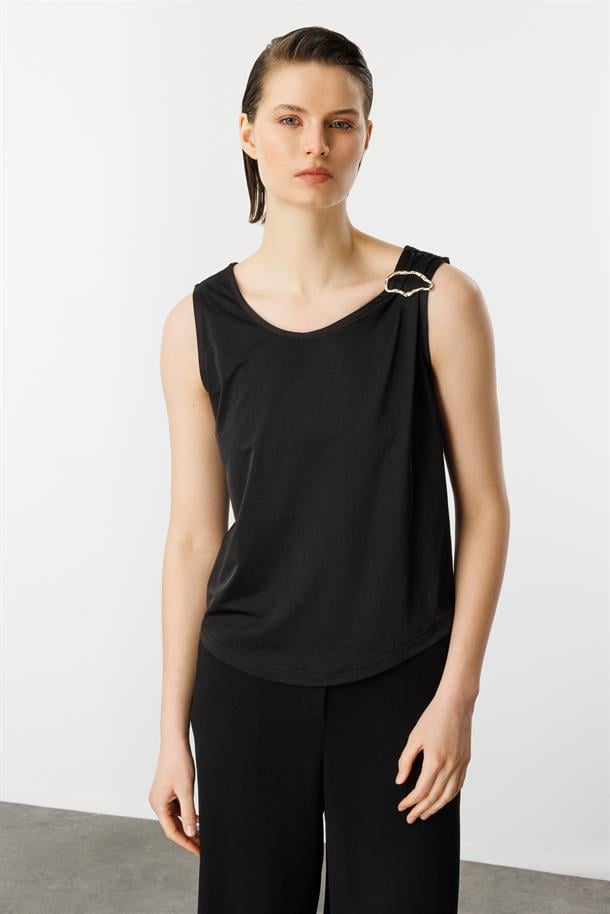 Metal Aksesuarlı Kolsuz Bluz-SİYAH