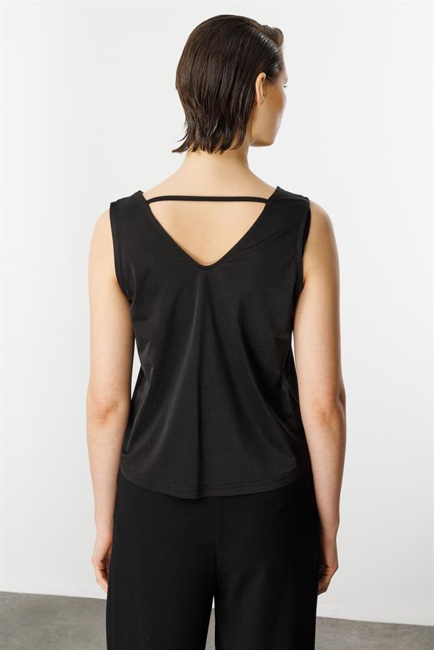 Metal Aksesuarlı Kolsuz Bluz-SİYAH