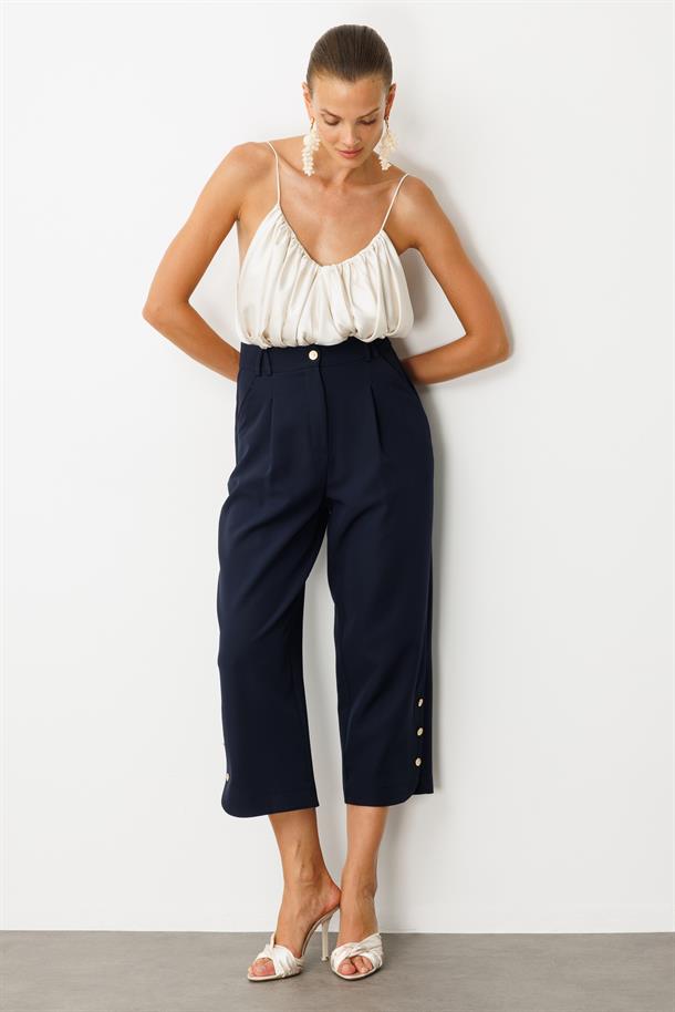 Paçası Düğme Detaylı Pantolon-LACI
