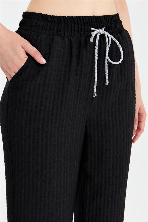 Paçası ve Beli Lastikli Dokulu Pantolon-SİYAH