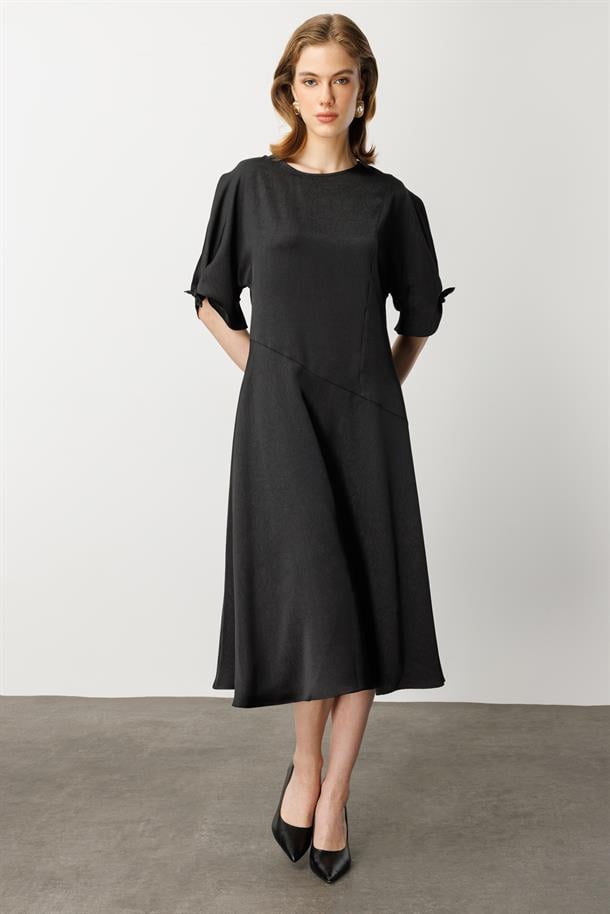 Saten Görünüm Kol Detaylı Elbise-SİYAH