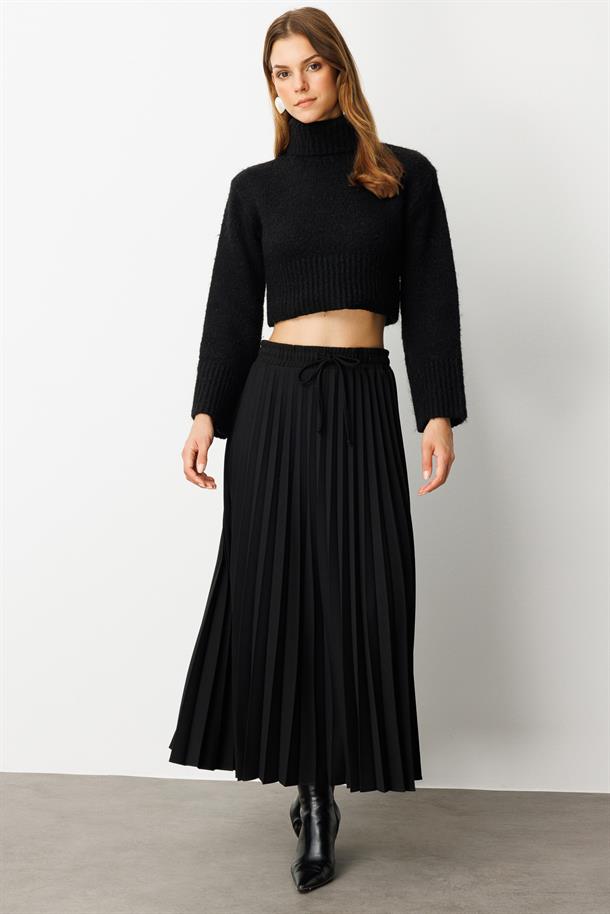 Saten Görünüm Yırtmaç Detaylı Etek-SİYAH