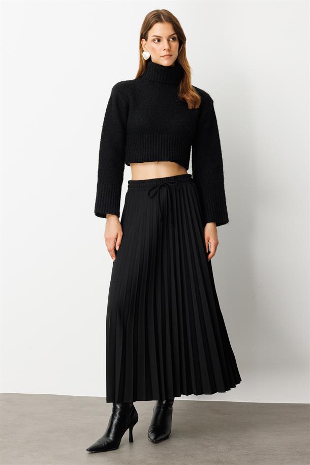 Saten Görünüm Yırtmaç Detaylı Etek-SİYAH