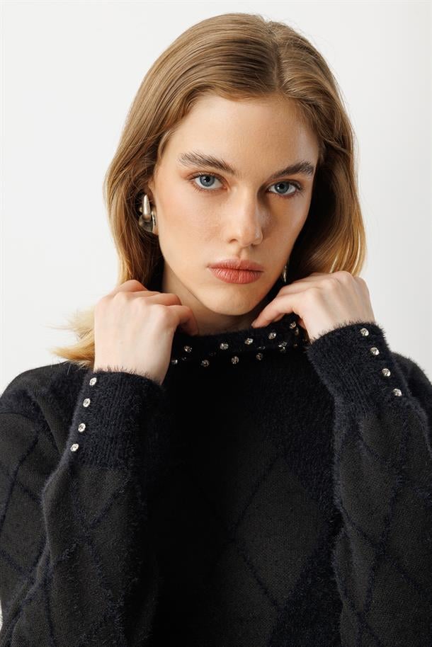 Taş Detaylı Yarım Balıkçı Triko Kazak-SİYAH