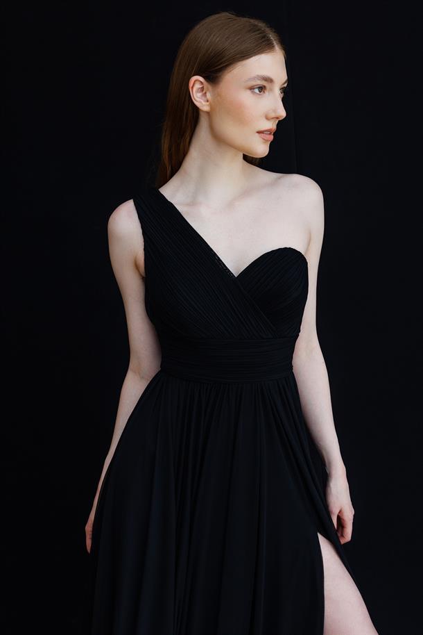 Tek Omuz Dpape Ve Yırtmaç Detaylı Abiye-SİYAH