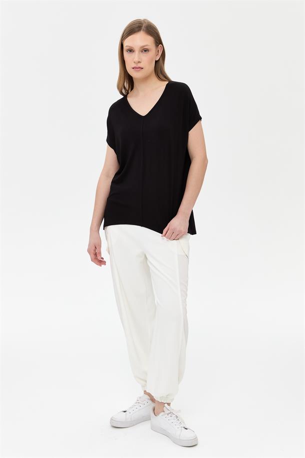 V Yaka Önü Dikiş Detaylı Tişört-SİYAH